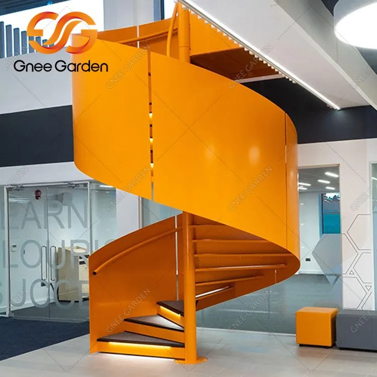 コルテンが上げた錆びた階段