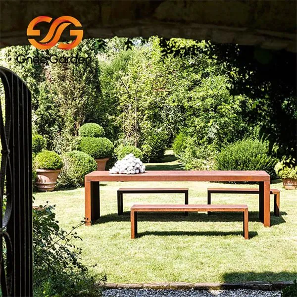 コルテン鋼のベンチとテーブル