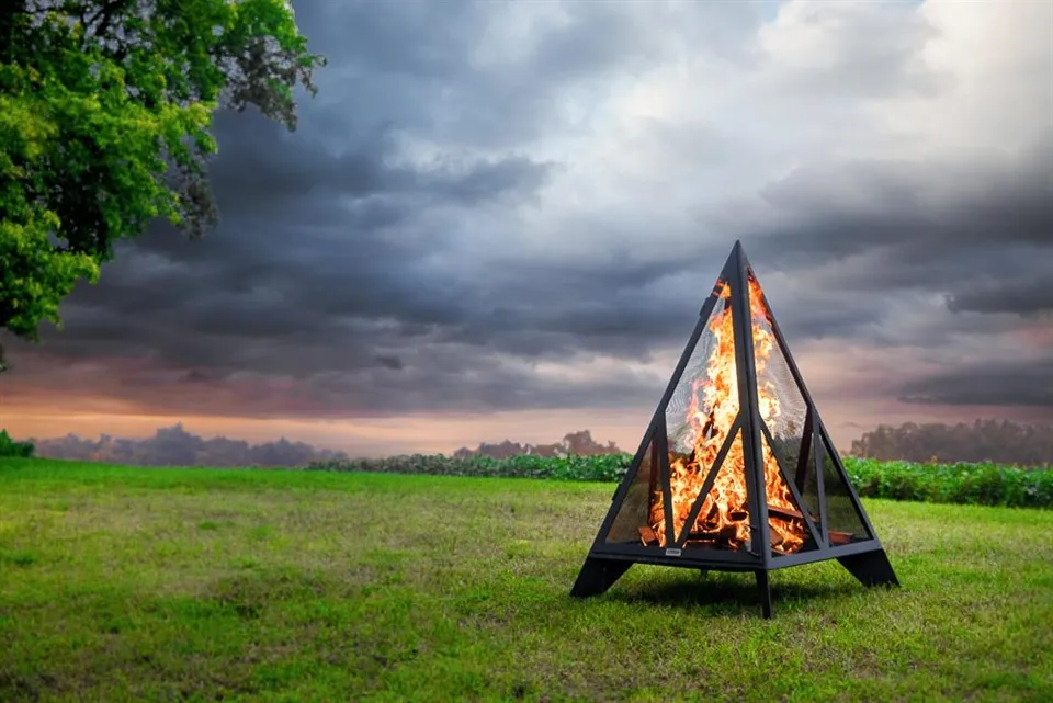 ピラミッド型屋外暖炉