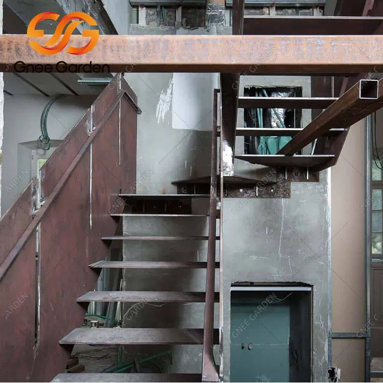 庭のコルテン鋼の階段