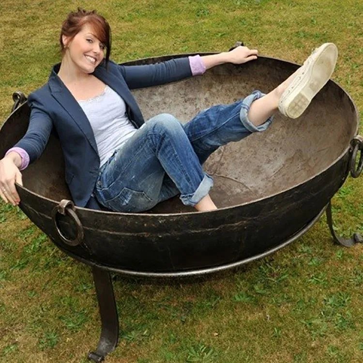 素朴な金属製ファイヤーピット