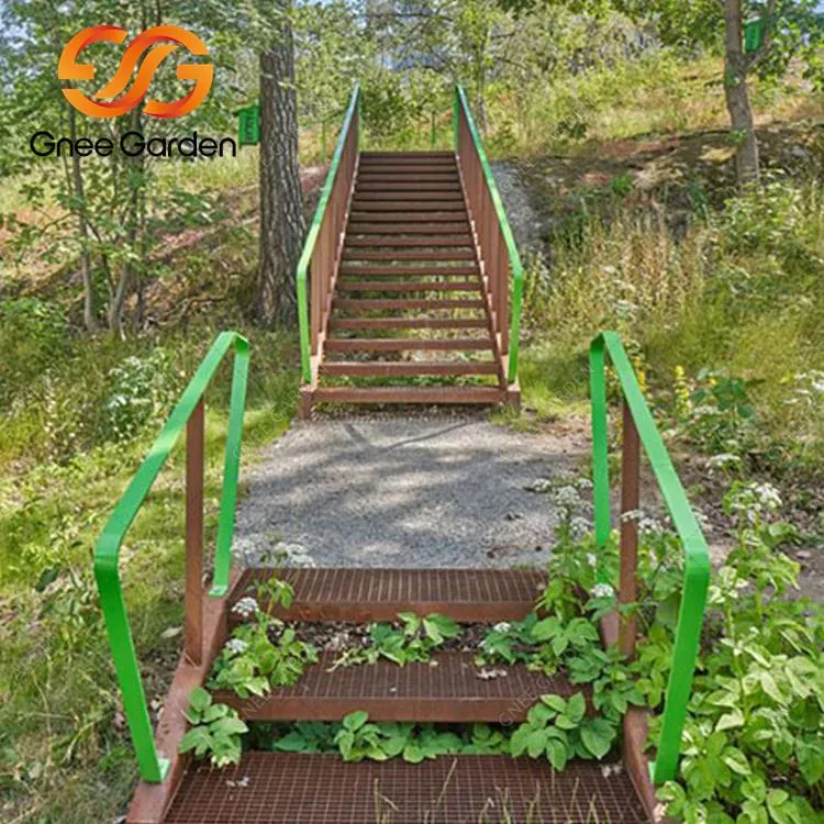 錆びた風化スチールの庭の階段