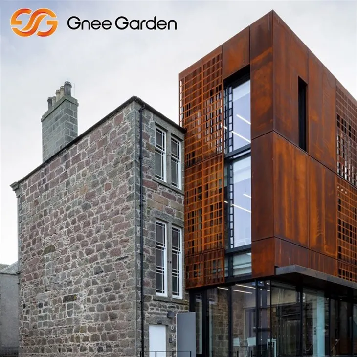 天然緑青を覆う風化鋼